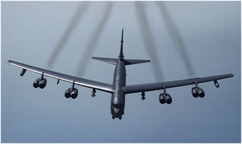 美军二战B-29轰炸机袭击东京 两千吨炸弹酿10万人死亡