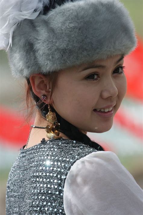 最美哈萨克族少女，北京798拍照引围观！_新浪新闻