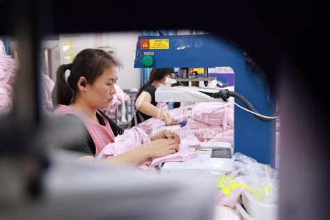 山东枣庄：服装企业出口订单生产忙-人民图片网