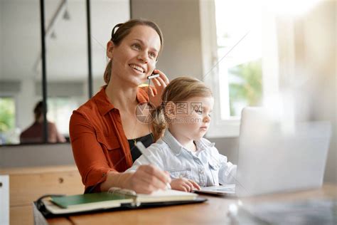 母亲在家与年轻女儿一起用电脑在高清图片下载-正版图片505755325-摄图网