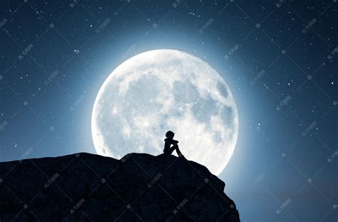 孤独的女孩独自坐在悬崖上, 看着月光下的3d 渲染高清摄影大图-千库网