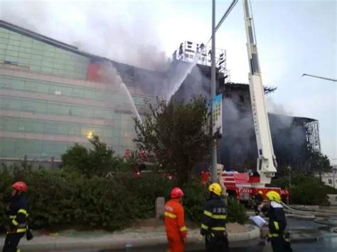 天津一酒店发生火灾 过火面积约3900平米_手机凤凰网