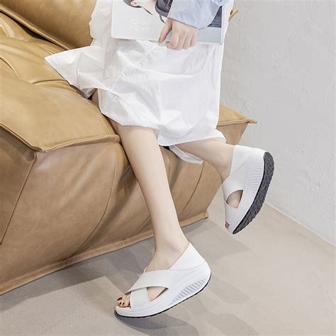乐自夫夏季正品真皮摇摇鞋女松糕凉鞋减肥图片