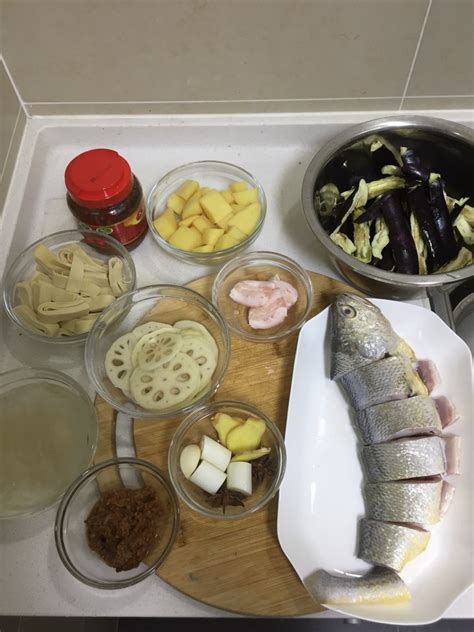 【正宗东北铁锅炖鱼的做法,最正宗的做法步骤图解_怎么做好吃】_下厨房