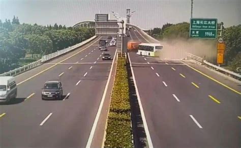 突发！上海长江大桥一公交车追尾工程车，7人受伤！_崇明