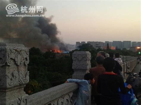 杭州和睦路一造纸厂仓库发生火灾 大火6小时才被扑灭 过火面积达500多平方 - 杭网原创 - 杭州网