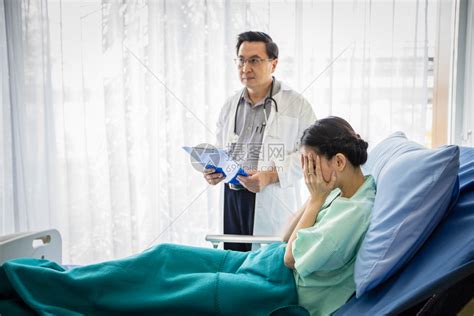 男医生向女病人解释病情高清图片下载-正版图片308024170-摄图网