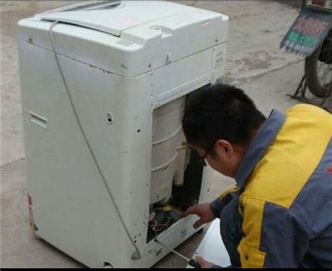 修理洗衣机的技术员图片下载 - 觅知网