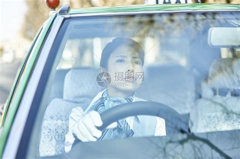 开车的女出租车司机高清图片下载-正版图片502084847-摄图网