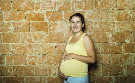 孕晚期白色分泌物增多是咋回事