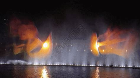 本人單反小白,想請(qǐng)問(wèn)各位晚上拍攝音樂(lè)噴泉時(shí)該怎么去拍,因?yàn)橐魳?lè)噴泉形態(tài)是不固定的,如果快門(mén)速度慢的