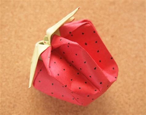 幼儿简单草莓的折法