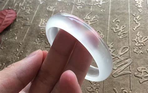 怎樣一手戴黃金一手戴玉手鐲