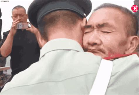 哭笑不得！山东一爸爸半夜用手轻拍哄孩子，结果全程拍在妻子腿上