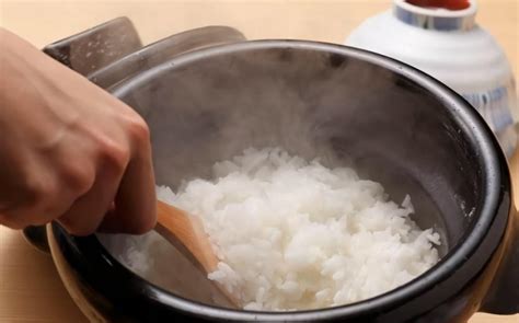 怎樣用電飯煲蒸米飯、拜托說一下詳細步驟、謝謝啦