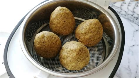 摆摊卖五谷杂粮窝窝头