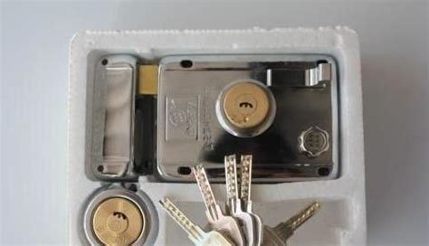 这锁属于啥类型门锁,怎么拆卸?