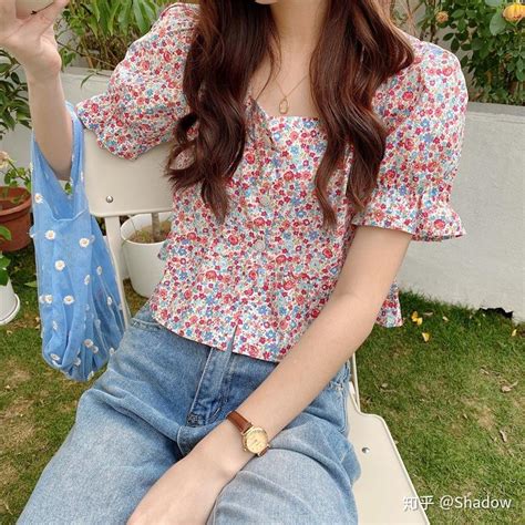 哪種碎花高腰短裙搭配方法最好?什么款式的碎花高腰短裙不俗?
