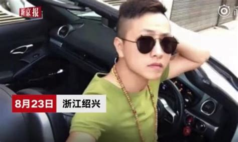 我的桌面上有了流氓网页,一个叫做“爱玩小游戏”的网页,怎么删都删不掉,删掉了立马就会重新出现.我不知道该怎么办了,请大家帮帮忙.