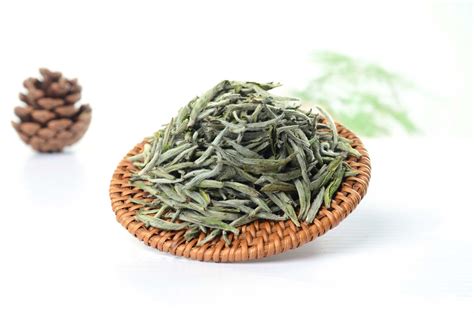 這句話英語怎么說?尤其是陳年的白毫銀針可用作患麻疹的幼兒的退燒藥,其退燒效果比抗生素更好.