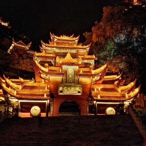 中国最大的苗族传统建筑群的蚩尤九黎城
