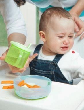 婴有尽有丨宝宝吃饭是大问题，追着喂or放任不管？