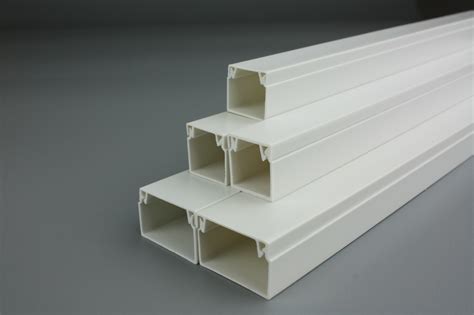 線路明裝線槽板的鐵釘或螺栓用什么工具最好,有沒有電動工具直接把釘子或螺絲打穿過槽板固定到墻上.