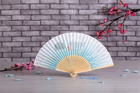 女生怎樣拿扇子好看