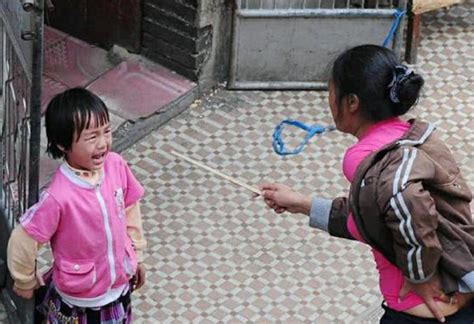 两岁半幼童遭生父抱摔致死