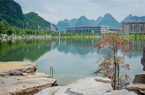 上联：桂林山水闻名天下