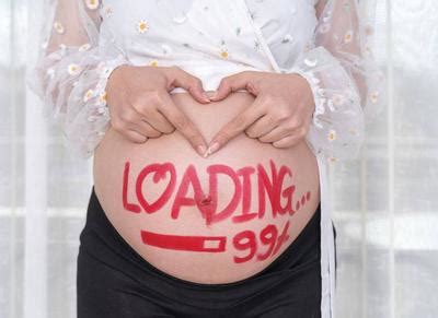 10个月孕妇挺着大肚