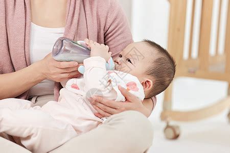 大人变成小婴儿吃奶嘴