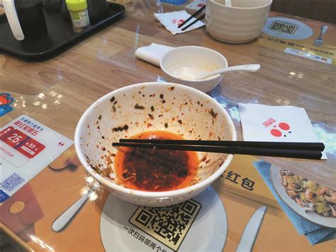订婚打包剩饭惹怒亲家