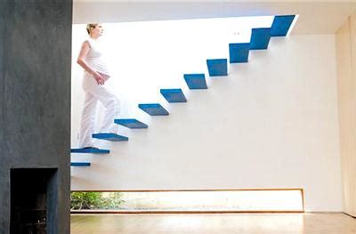 为什么孕晚期爬楼梯有助于顺产?