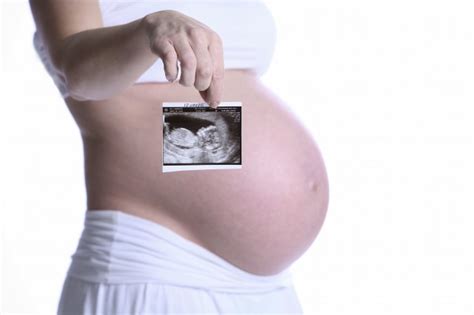 孕晚期胎动在左侧边
