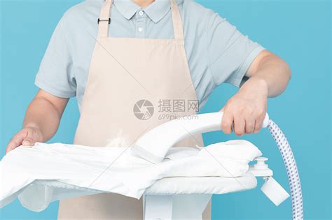 如何使用挂烫机将衣服烫平整?