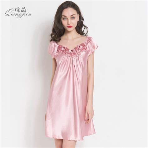女生夏天要穿什么樣的睡衣好呢,真絲的還是純棉的??