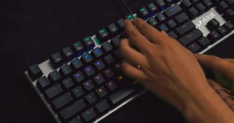 机械键盘怎么设置灯光