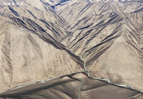 如果新疆和西藏太远，这条公路也能遇到极致秋色