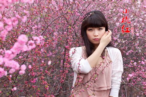 一個紫色頭發、眼睛和一個桃紅色頭發、眼睛的女生叫什么?