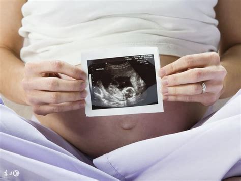 怀孕三个月的宝宝在什么位置