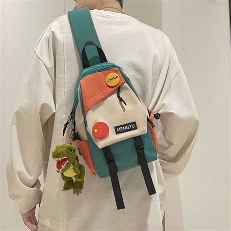 男盆友過生日,想送他一款胸包,休閑又不失檔次,配休閑運動也行,配襯衣工裝也行,哪個款比較好看呢,男