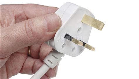 接線板三孔(零線、火線和地線)接兩根電線如何接)