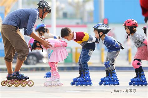 让孩子学轮滑好处多多，让宝贝们健康运动每一天