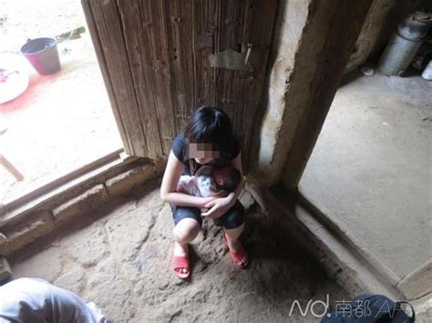 45岁母亲在异国怀孕生下妹妹