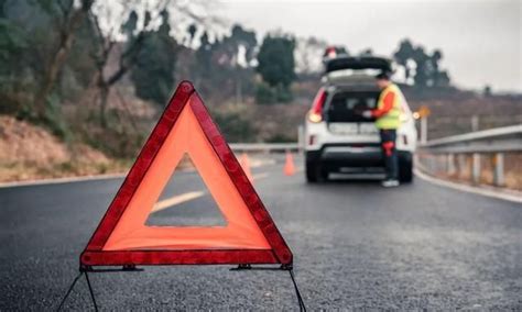 汽車警示三腳架怎么收攏？