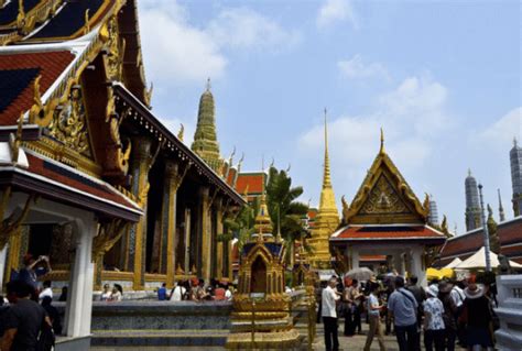 泰国玉佛寺的玉佛，真的是一整块的翡翠吗