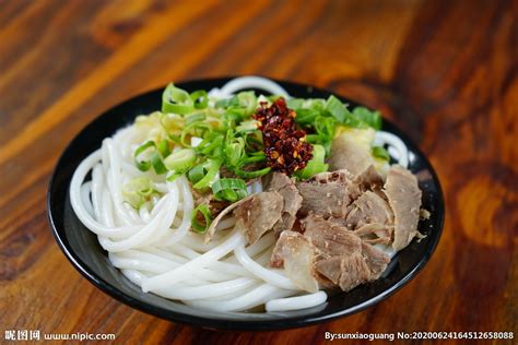 砂鍋米線的料是怎么熬的？都有什么料？