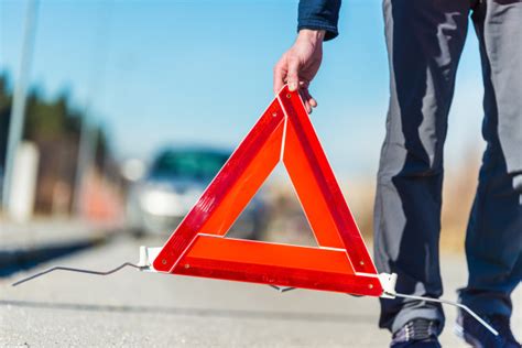 一辆汽车必须具备几架危险警示三角架