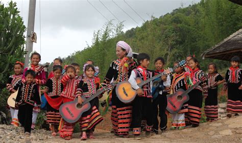 中国少数不被商业化的村寨，曾是国家贫困县，村民靠唱歌跳舞致富